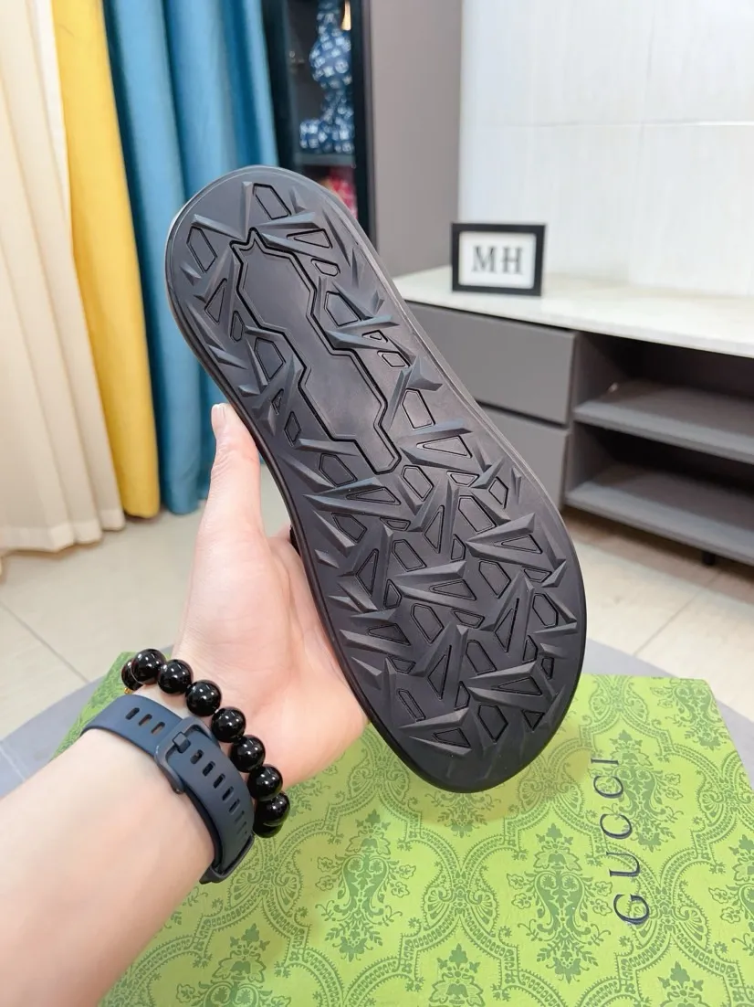 Men's shoes 💰260🌹🌹 (gucci-Gucci) New men's slippers, high-end boutique, made of cowhide, with exquisite embossed logo decoration on the upper, fine workmanship, super soft soles, casual, loose and comfortable, a must-have in summer! \nsize：38-44